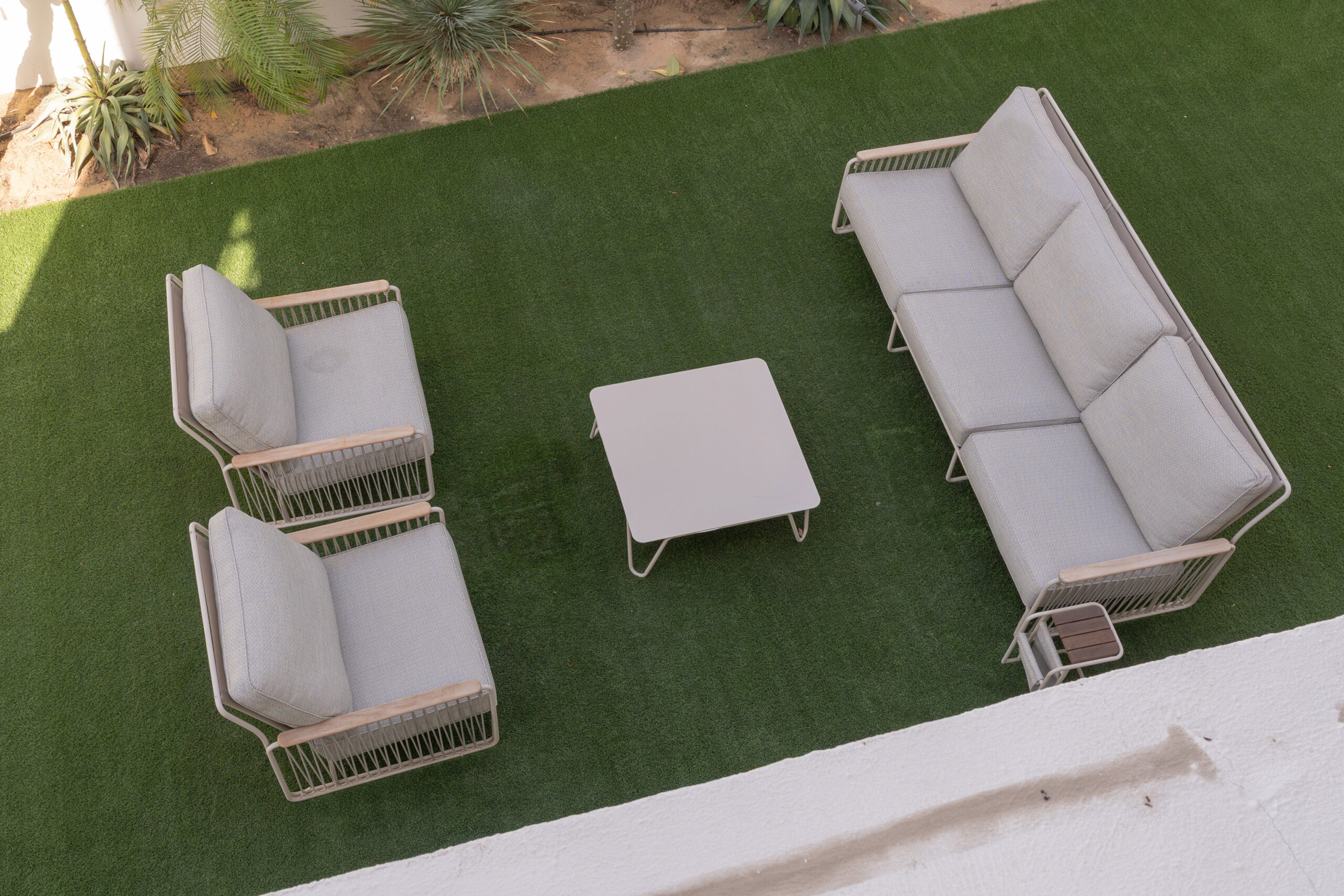 Modern Residence | Bespoke Interiors | Lush Garden Slide Image
